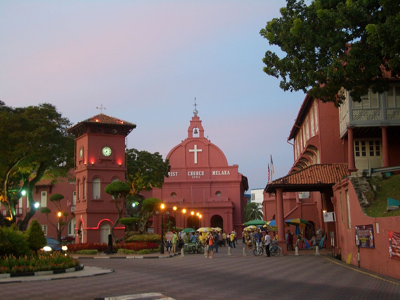 A view of Dutch square in Melaka, with Christ Church in the center. Foto CC 3.0 by Vmenkov