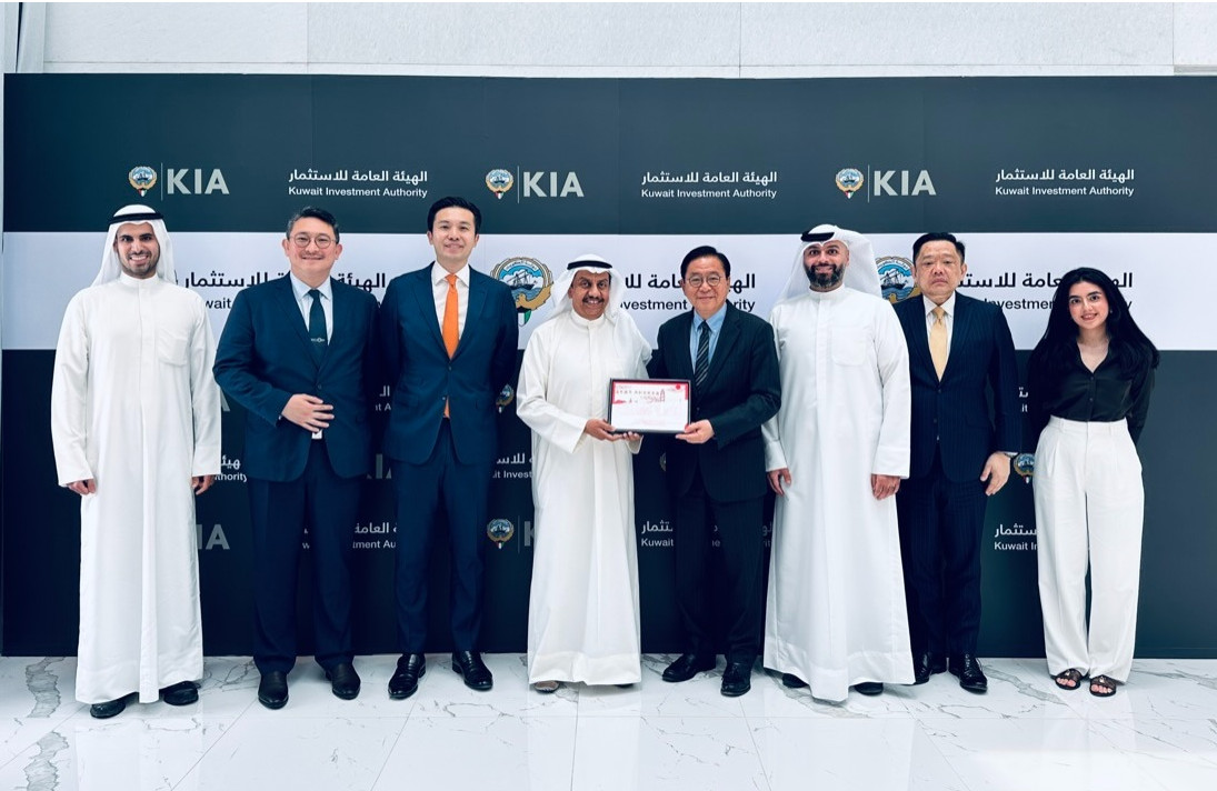 Delegation Group Photo with HE Ghanem Al Ghenaiman, Board Member & Managing Director and other senior colleagues in the Kuwait Investment Authority (“KIA”).